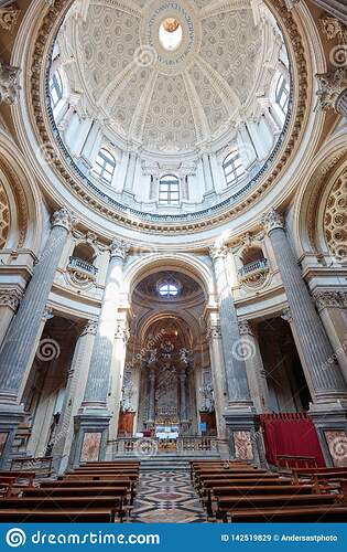 interior-de-la-basílica-superga-con-bóveda-y-columnas-en-un-día-soleado-italia-turín-agosto-verano-142519829