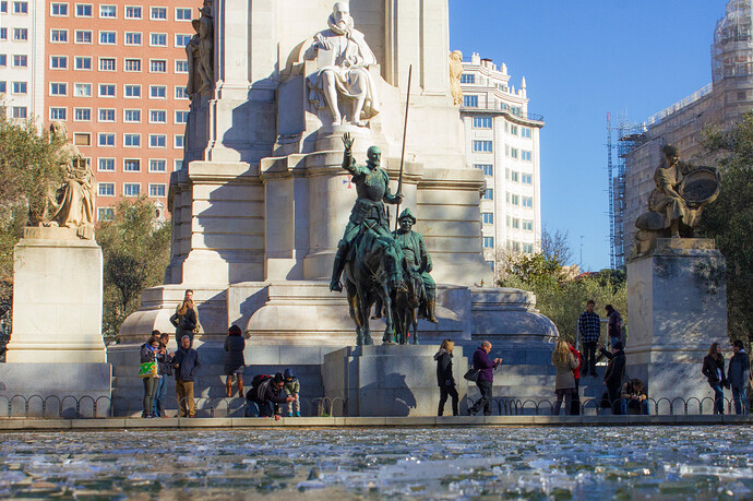 Monumento-a-Cervantes-en-la-Plaza-de-Espana-de-Madrid