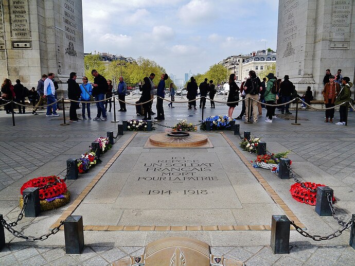 1200px-Paris_Arc_de_Triomphe_de_l'Étoile_Grabmal_des_Unbekannten_Soldaten_2