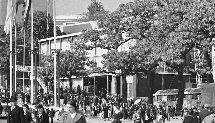 1280px-Pabellon_de_la_Republica_-Exposition_Internationale_des_Arts_et_Techniques_dans_la_Vie_Moderne_18(cropped)