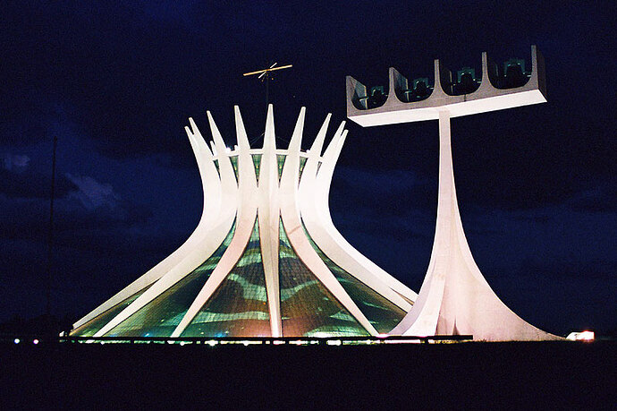 Catedral_metropolitana_de_Brasília_à_noite