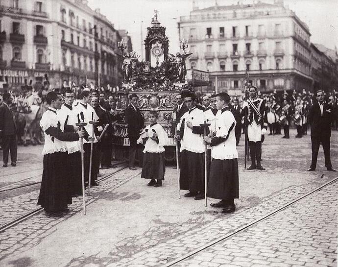 rocesión del Corpus Christi en la Puerta del Sol,hacia 1920.