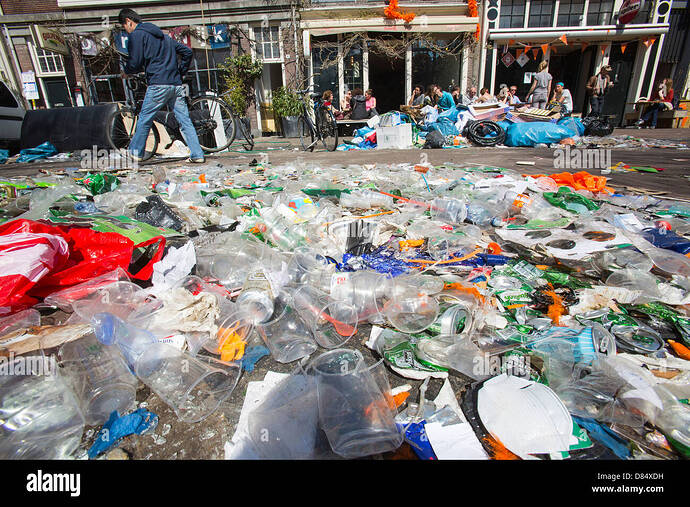 la-basura-en-las-calles-de-amsterdam-tras-las-celebraciones-del-dia-de-la-reina-anual-paises-bajos-d84xdh
