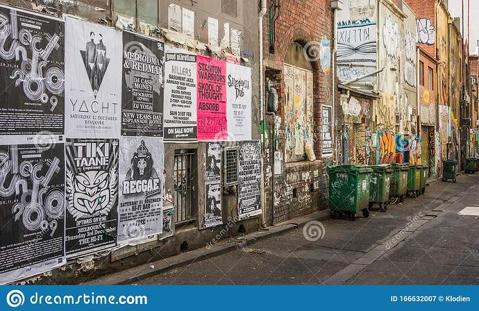 camino-trasero-lleno-de-afiches-y-graffiti-los-eventos-melbourne-australia-noviembre-callejuela-trasera-con-pared-recubierta-166632007