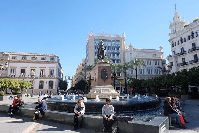 Fuente-plaza-Tendillas_1764734672_176615103_1024x683