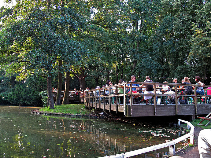 1024px-Cafe_am_Neuen_See_Großer_Tiergarten_Berlin_2