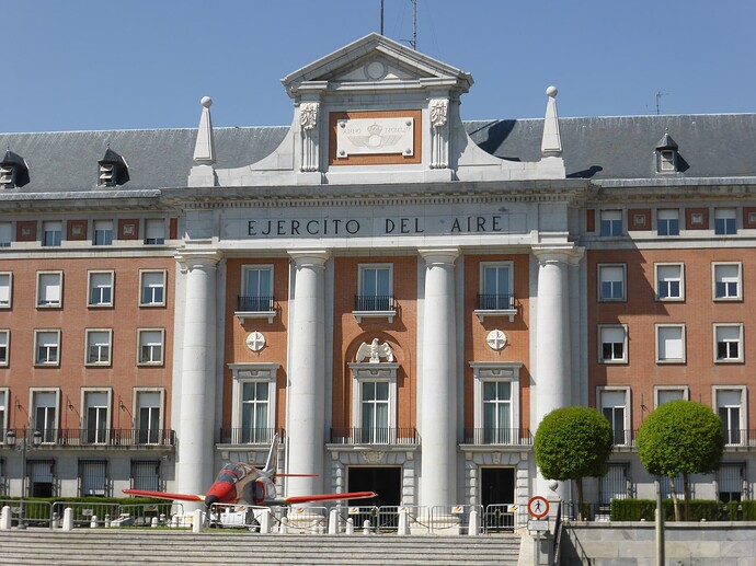 Pórtico_de_Honor,_en_la_sede_del_Ejército_del_Aire,_Madrid,_España