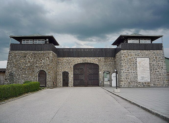 800px-Porte_d'entrée_(vue_de_l'extérieur)_du_camp_de_concentration_de_Mauthausen