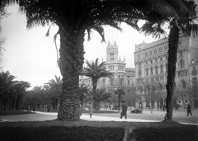 Paseo-del-Prado-Palacio-de-Comunicaciones-1945-ragel