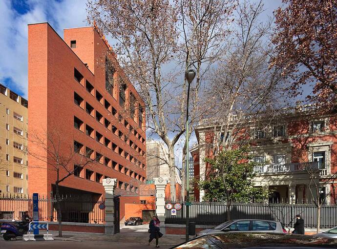 fotografia-exterior-de-la-nueva-sede-social-de-bankinter-con-el-palacio-del-marques-de-mudela-a-la-derecha_47b1e01e_1500x1110