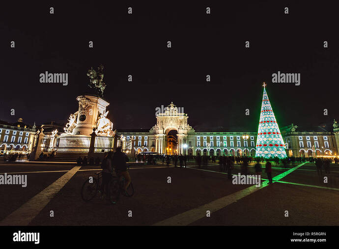arbol-de-navidad-en-la-plaza-de-comercio-en-la-noche-en-lisboa-portugal-r5rgrn