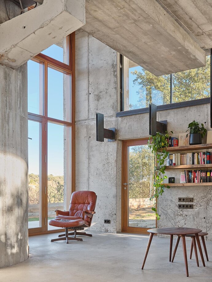 concrete-skin-casa-roble-continuous-curved-facade-madrid-terrain-muka-arquitectura-designboom-2