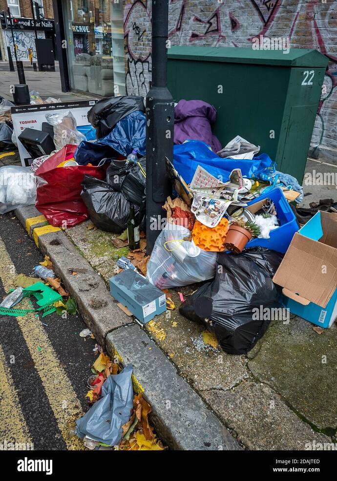 bolsas-y-pedazos-dispersos-de-basura-que-se-vierten-ilegalmente-a-un-lado-de-la-calle-2dajted