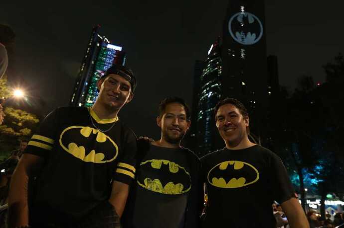 personas-portan-escudo-batman-octavio