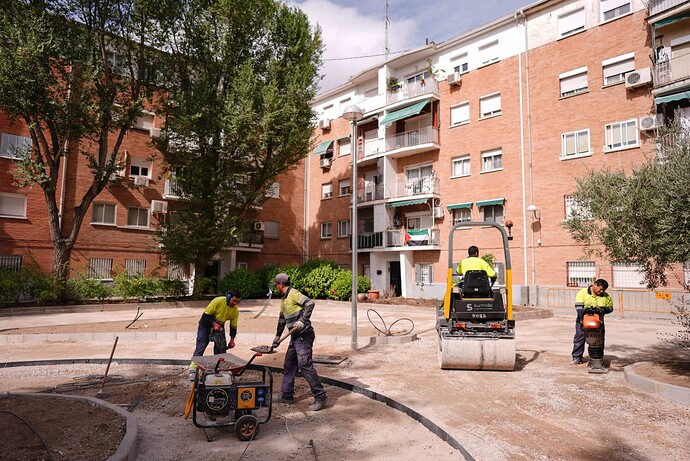 5.Gonzalez-visita-los-trabajos-de-regeneracion-de-Ambroz-en-Vicalvaro-1495x1000