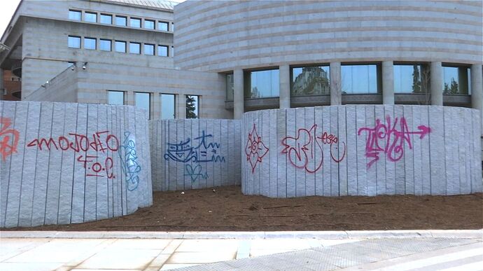 Plaza-Espana-grafitis-denuncia-vecinal_2432776749_30786946_1300x731