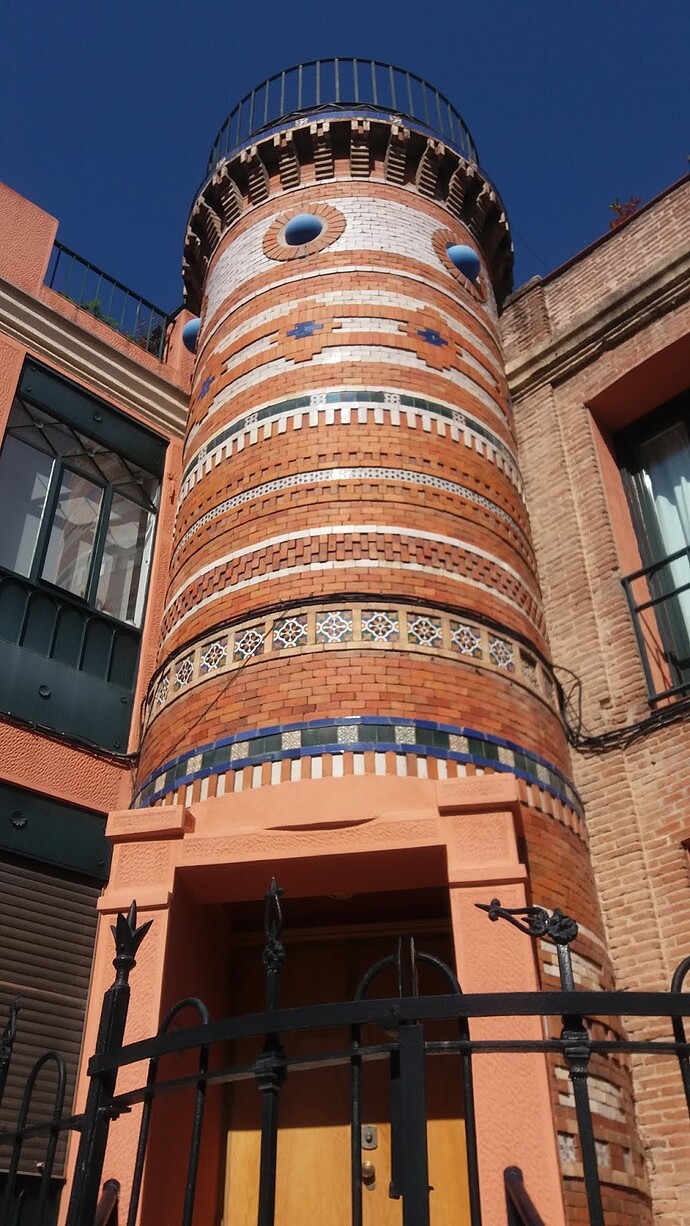 torre cilíndrica de las edificaciones de esquina