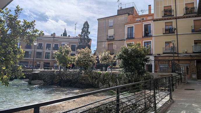 la-plaza-del-concejo-con-playa-foto-la-cronica-con-ia-1068x601