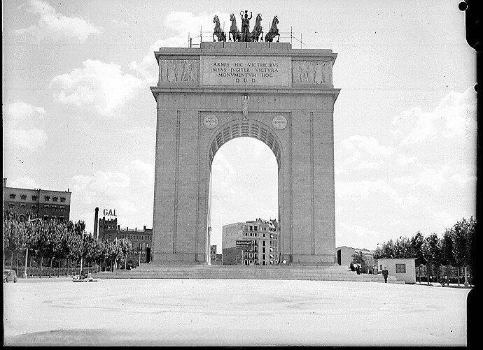 Moncloa, el denominado Arco del Triunfo. A la izquierda, fábrica de Gal. 1956. Alfonso (1)