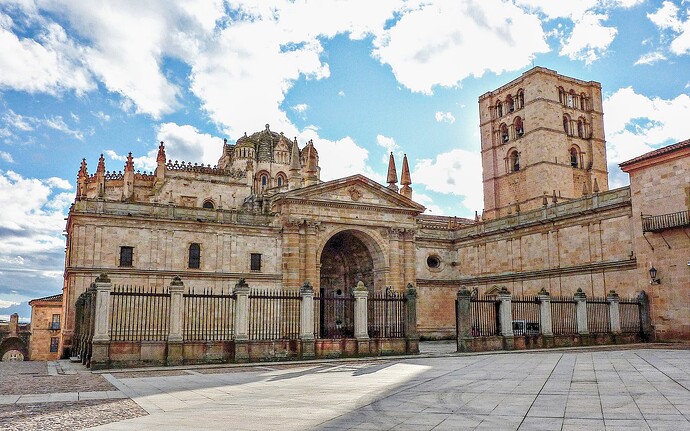 2560px-Catedral_de_Zamora_(fachada_principal)2