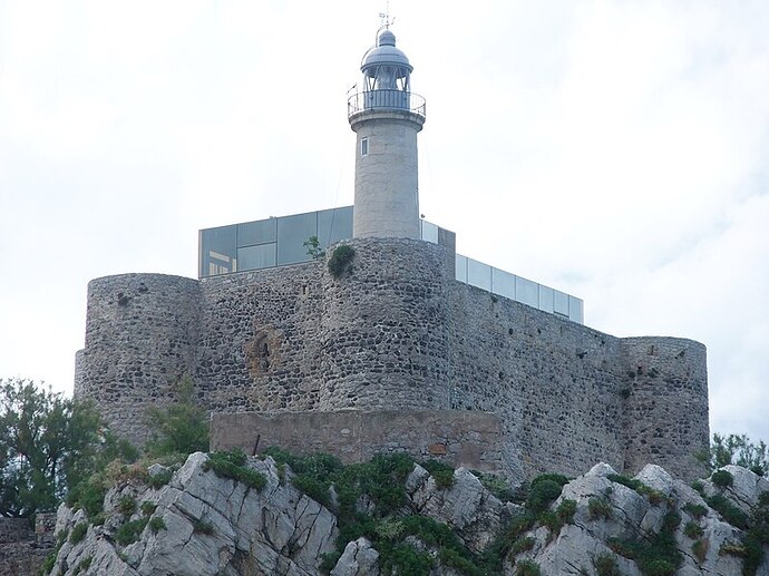 Castro_Urdiales_(Cantabria)-Castillo_de_Santa_Ana_y_faro-2