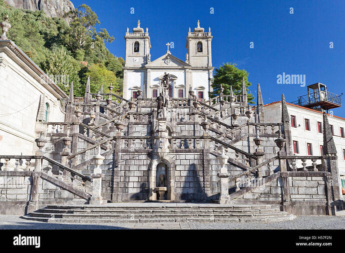 vista-de-la-monumental-escalera-conduce-al-santuario-de-nuestra-senora-en-el-parque-nacional-peneda-geres-norte-de-portugal-h57f2n