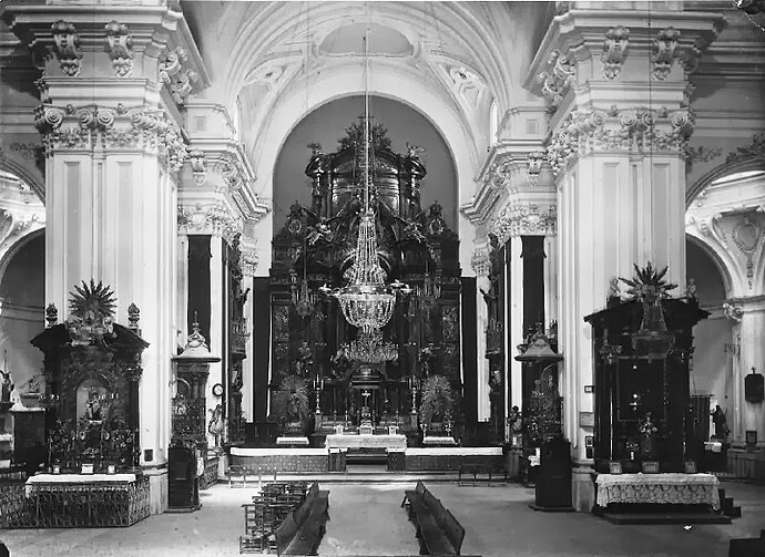 Interior de la iglesia antes de su incendio