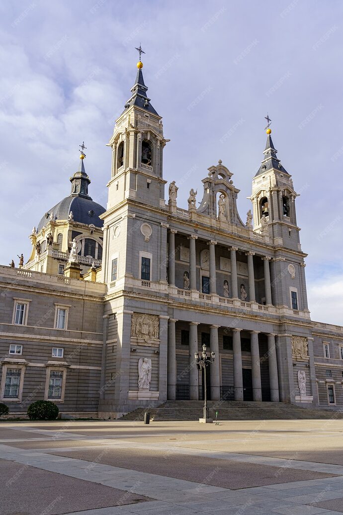 fachada-principal-catedral-almudena-madrid-dia-soleado-nubes-espana_395383-736