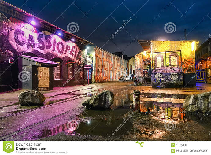 pintada-del-arte-de-la-calle-en-las-calles-de-berlín-por-noche-61605388