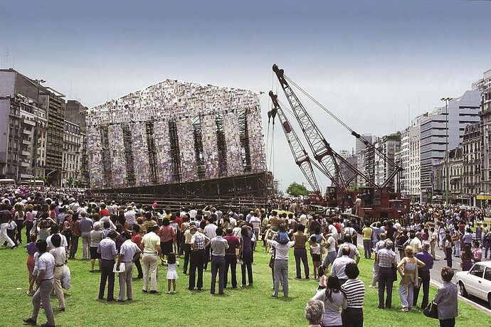 minujin_marta_partenon_inclinado-jpg1440