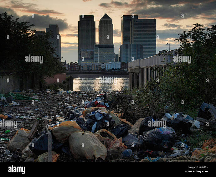habia-un-monton-de-basura-con-los-docklands-skyline-en-el-fondo-canary-wharf-london-uk-b4b573