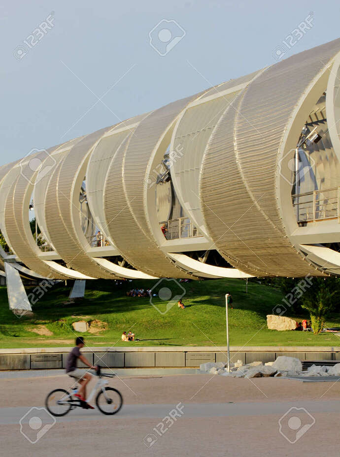 79119481-hombre-ciclismo-bajo-la-pasarela-de-arganzuela-río-manzanares-madrid-españa