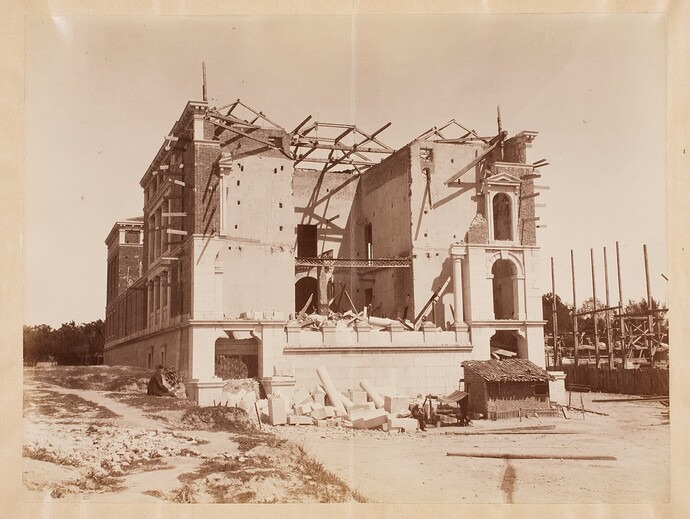 Vista de la fachada occidental del Casón del Buen Retiro tras el ciclón del 12 de mayo de 1886