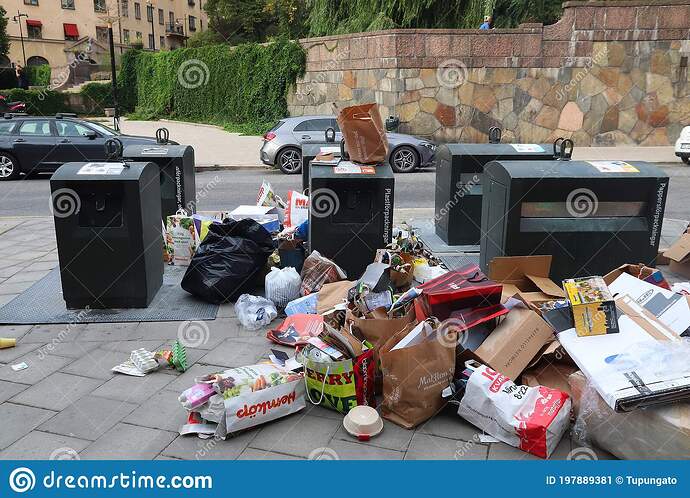 contenedores-de-basura-desbordados-estocolmo-suecia-agosto-residuos-papel-superfluos-ordenados-en-es-la-ciudad-capital-y-el-área-197889381