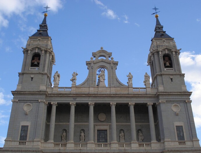 Catedral_de_Nuestra_Señora_de_la_Almudena,_Madrid,_Fachada_principal~2