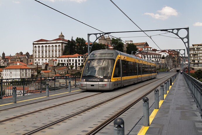 Oporto_-Metro_de_Porto-_20110425_132445