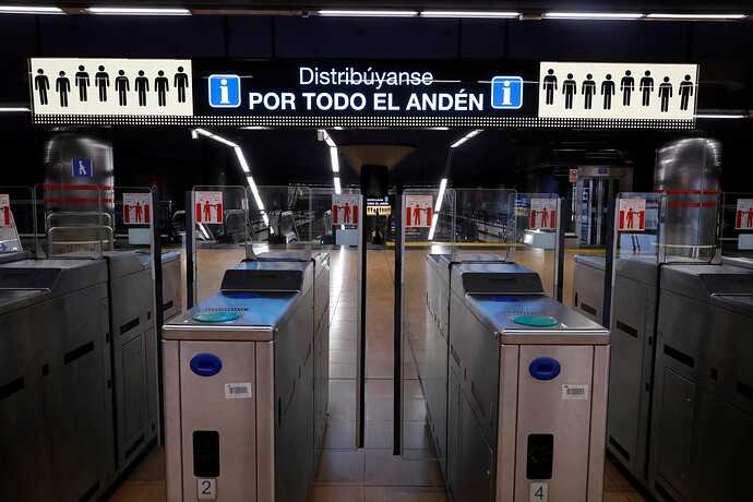 estreno_de_dos_pantallas_inteligentes_en_dos_estaciones_de_metro_1