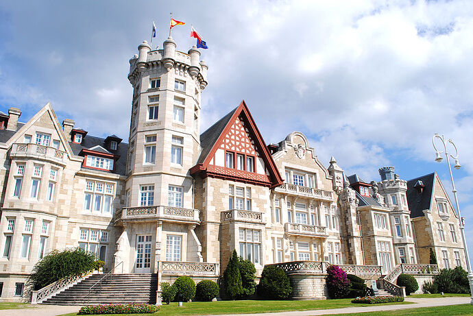 1200px-Palacio_de_la_Magdalena_(Santander,_Cantabria)