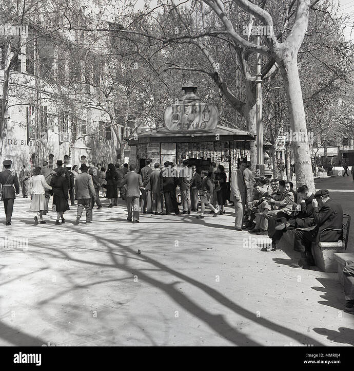 1950-las-personas-se-reunen-alrededor-de-un-kiosco-o-quiosco-de-palma-la-capital-de-mallorca-espana-mmr0j4