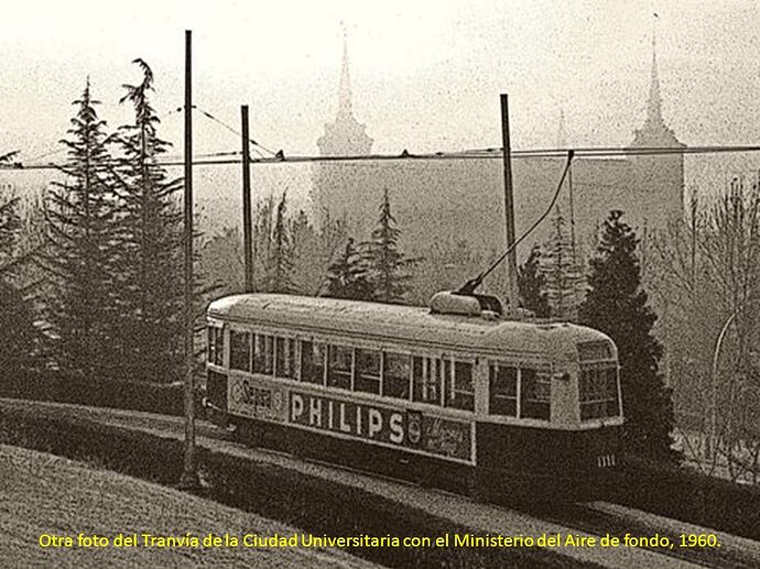 Otra+foto+del+Tranvía+de+la+Ciudad+Universitaria+con+el+Ministerio+del+Aire+de+fondo,+1960.