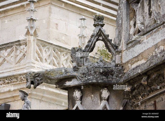 silleria-de-la-catedral-de-burgos-antes-y-despues-de-la-limpieza-y-restauracion-de-espana-a03mgt