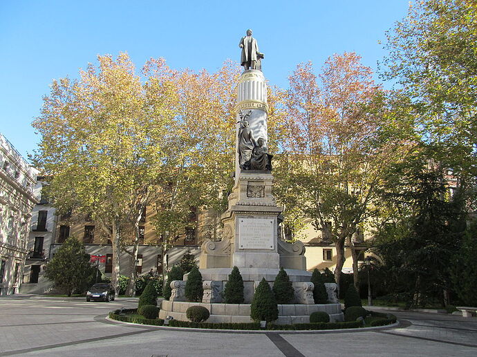 Monumento_a_Cánovas_frente_al_Senado_01
