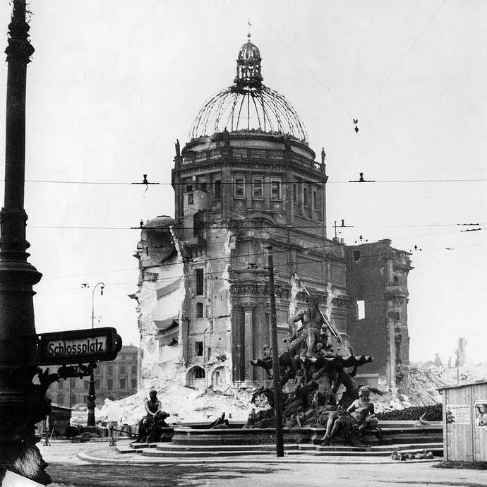 berlin-stadtschloss-ruine---kurz-vor-dem-abriss