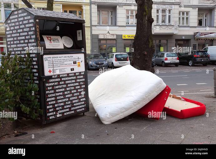 basura-callejera-en-berlin-colchones-viejos-arbol-de-navidad-2aj0hnd