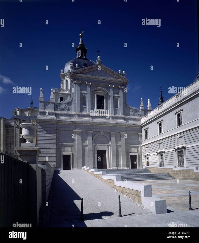 lateral-de-la-fachada-exterior-a-la-c-bailen-estilo-clasico-entrada-habitual-de-fieles-autor-fernando-chueca-carlos-sidro-ubicacion-catedral-de-la-almudena-espana-pbb2nh