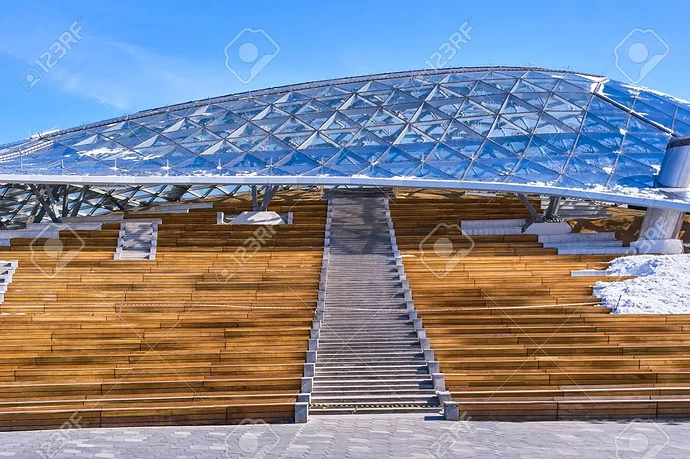 98563804-new-philharmonic-society-and-open-amphitheater-in-zaryadye-park-at-winter-moscow-russia
