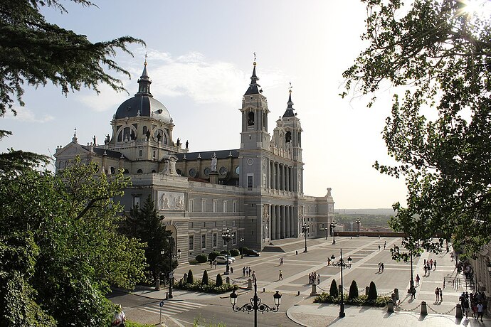 Plaza_de_la_Armería,_Madrid,_España