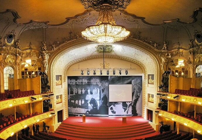 1200px-Komische_Oper_Berlin_interior_Oct_2007_Bühne