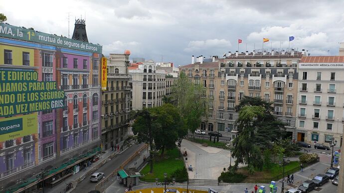 Plaza_de_las_Cortes_(Madrid)_01