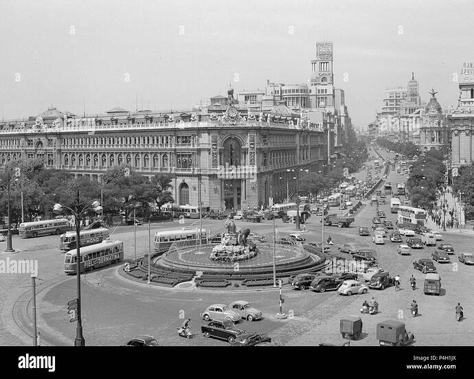 fuente-de-cibeles-banco-de-espaa-y-calle-alcala-fotografia-en-blanco-y-negro-aos-50-location-plaza-de-cibeles-spain-P4H1JX